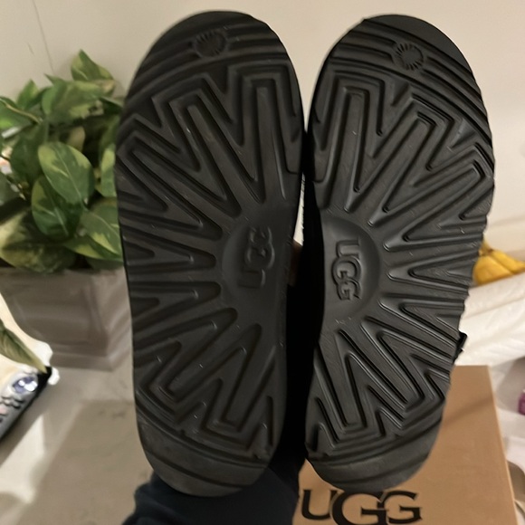 Black on black suede ugg clogs - Picture 3 of 3